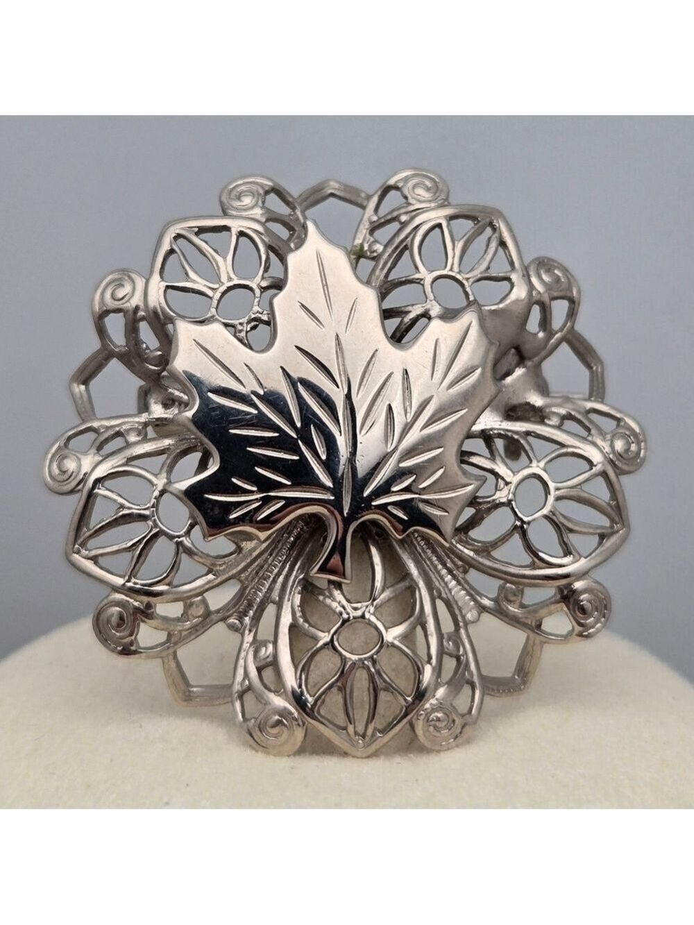 Maple Leaf Brooch 🍁Canada Pride🍁  Vintage Style Silver Tone Pin
